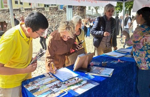 Image for article Alemania: chinos renuncian al Partido Comunista en el puesto de Falun Dafa