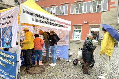 Image for article Alemania: La gente condena la persecución a Falun Dafa durante un evento en Lindau