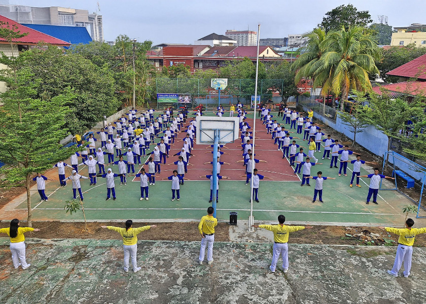 Image for article Batam, Indonesia: Profesores y estudiantes de secundaria aprenden los ejercicios de Falun Dafa