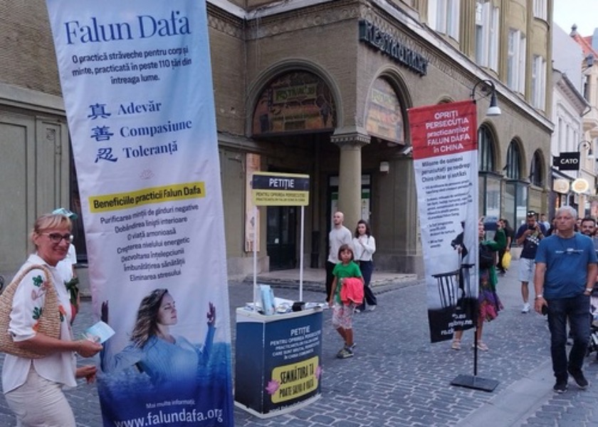 Image for article Rumania: El público conoce Falun Dafa en un evento informativo