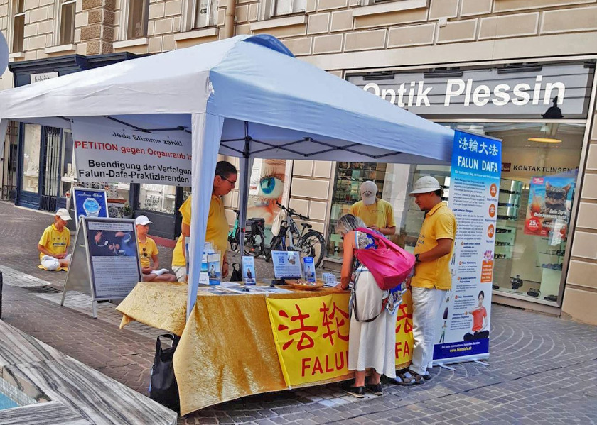 Image for article Austria: En un evento en Klagenfurt el público condena la persecución