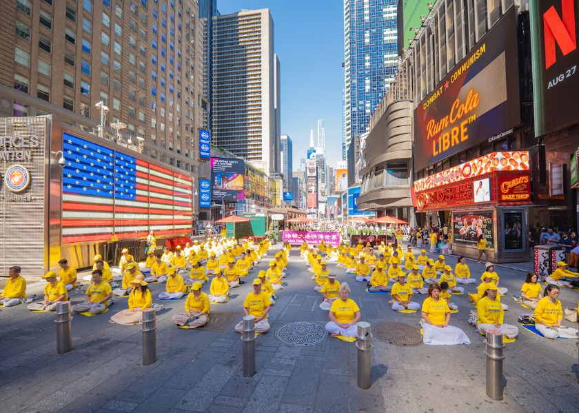 Image for article Nueva York: La tranquilidad de los ejercicios de Falun Dafa causa gran impresión en Times Square