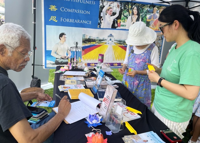 Image for article Boston, Massachusetts: Presentando Falun Dafa durante el Festival Africano