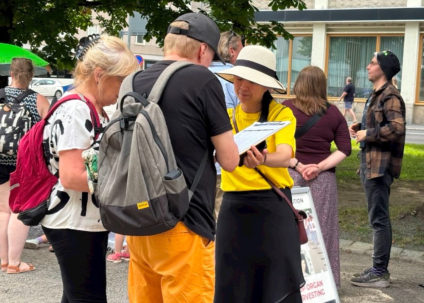 Image for article Finlandia: La gente se entera sobre Falun Dafa durante la Fiesta del Puisto