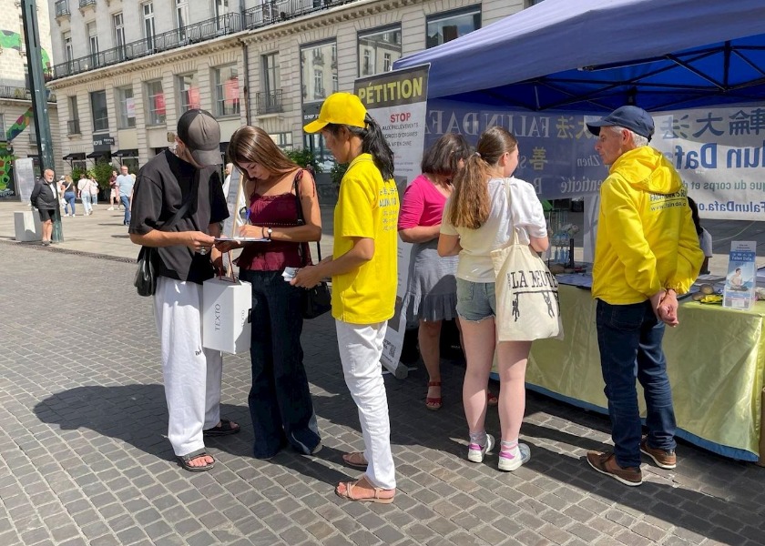 Image for article Francia: La gente de Nantes expresa su apoyo a Falun Dafa