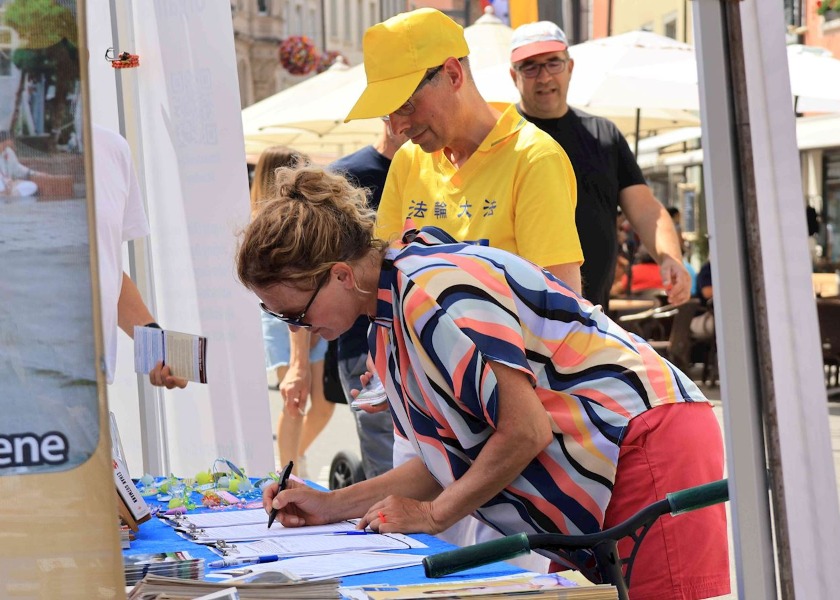 Image for article Alemania: Residentes y turistas apoyan a Falun Dafa y piden el fin de la persecución durante un evento en el lago de Constanza (Parte 3)