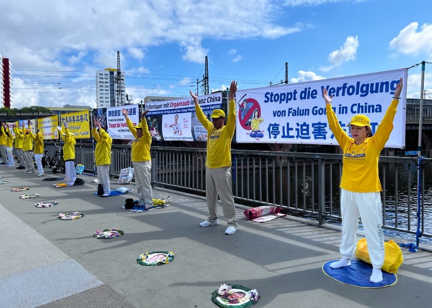 Image for article Alemania: Practicantes de Falun Dafa protestan contra la persecución de Beijing cerca de la Embajada y los Consulados chinos