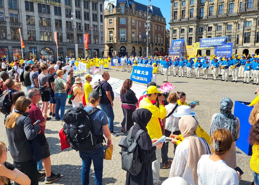 Image for article Países Bajos: Condenan la persecución a Falun Dafa durante la marcha en Ámsterdam