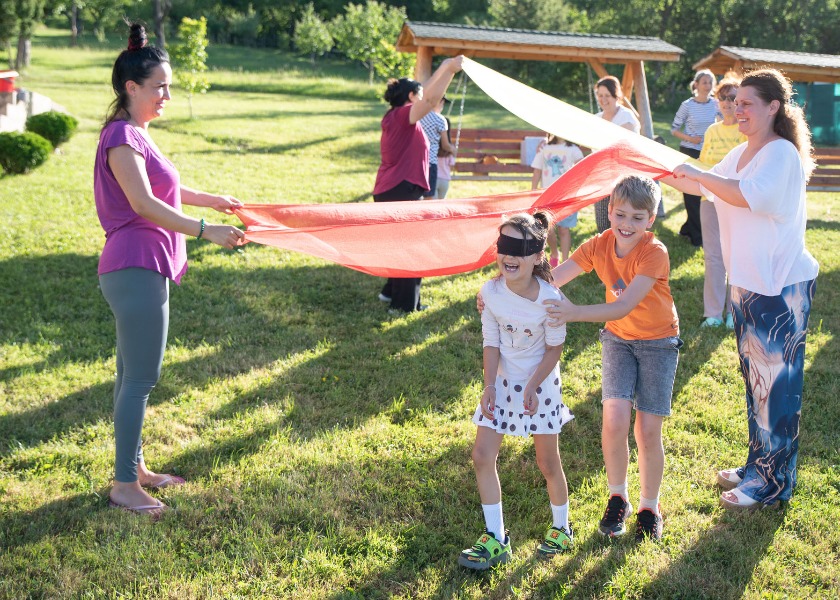 Image for article Rumania: Padres e hijos experimentan un ambiente positivo y estimulante en el primer campamento de verano de Minghui