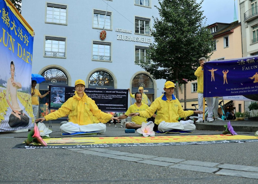 Image for article Residentes suizos admiran la perseverancia de los practicantes de Falun Dafa