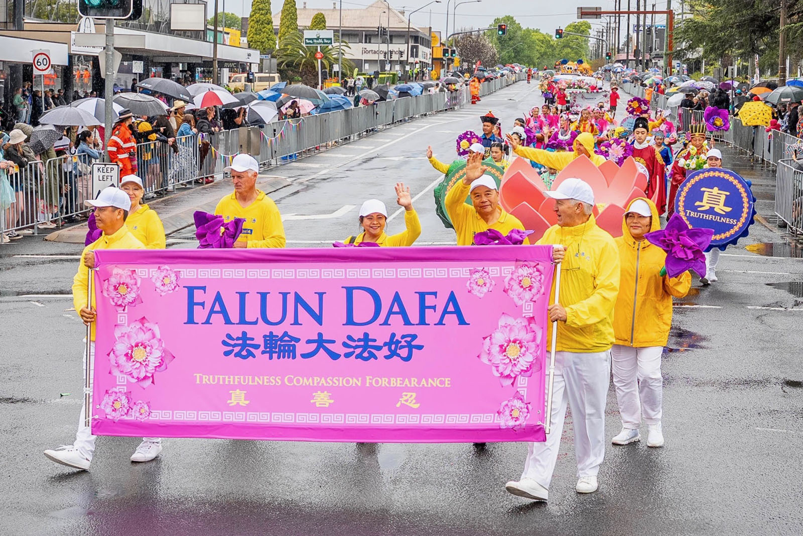 Image for article Australia: Grupo de Falun Dafa es premiado en el Gran Desfile Floral de Toowoomba