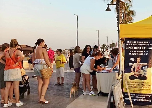 Image for article Valencia, España: El público elogia a Falun Dafa y los esfuerzos de los practicantes para detener la persecución del PCCh