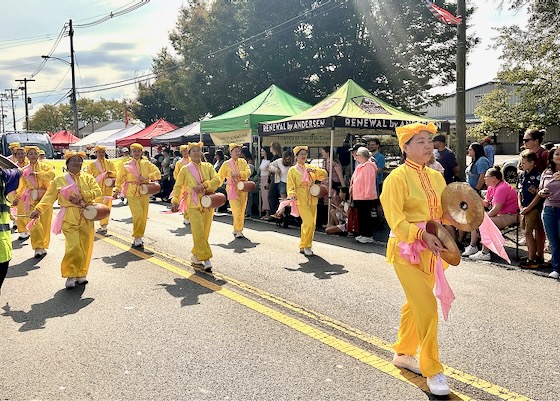 Image for article Maryland, EE. UU.: Presentando Falun Dafa en el Desfile y Celebración del Día de Poolesville