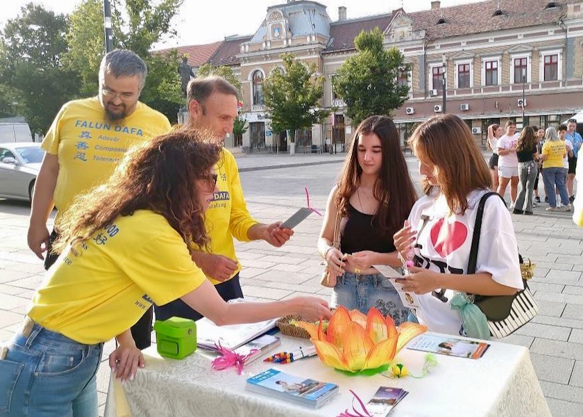 Image for article Rumania: en actos de difusión de Falun Dafa, la gente condena la persecución