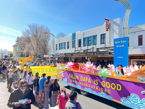 Image for article Nueva Zelanda: Presentando Falun Dafa en el Desfile de las Flores en Hastings