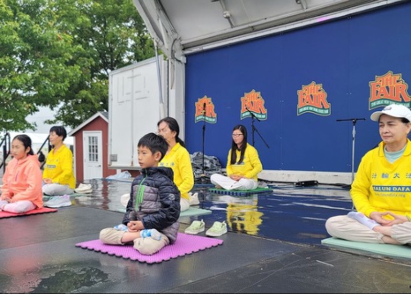 Image for article Nueva York: Presentando Falun Dafa en la Feria Estatal del Gran Nueva York