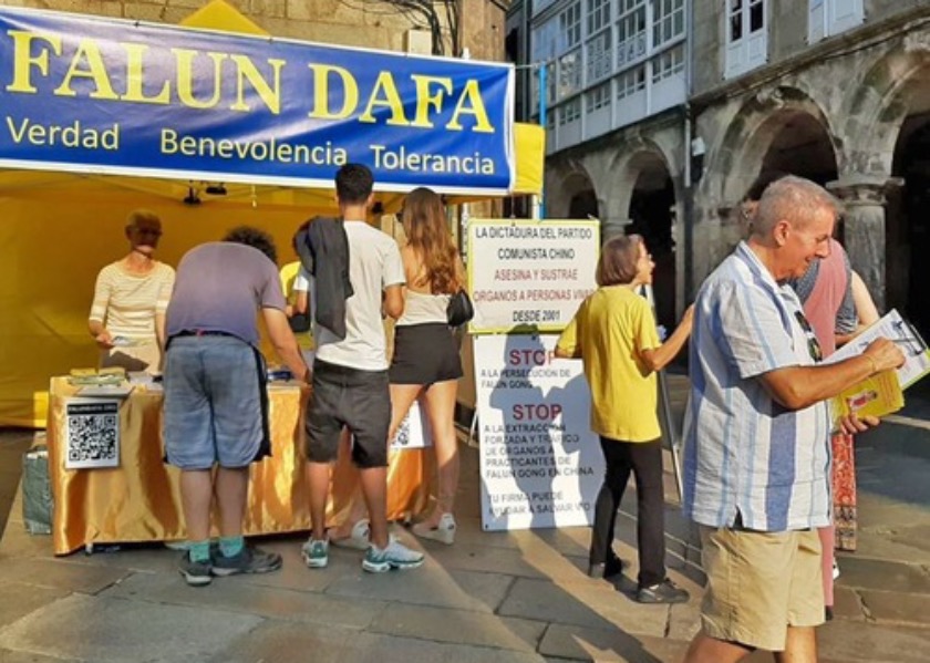 Image for article España: La gente se informa sobre Falun Dafa en un famoso sitio turístico