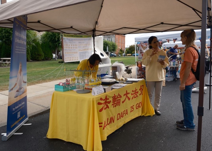 Image for article Upstate Nueva York: Presentando Falun Dafa en la Feria Callejera de Canajoharie