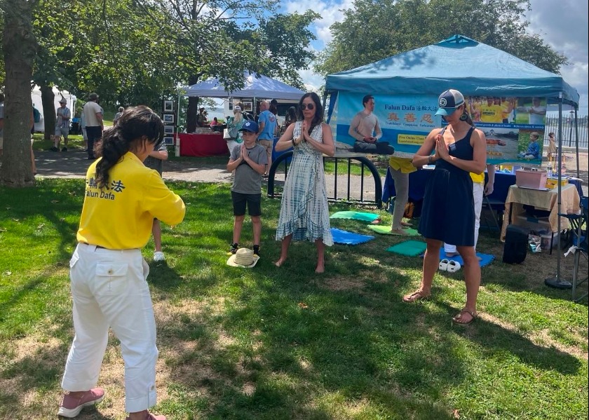 Image for article Estados Unidos: Residentes locales se conectan con Dafa en el Festival Folclórico de Rhode Island