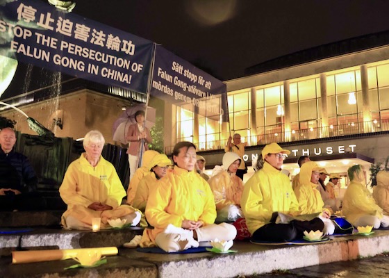 Image for article Gotemburgo, Suecia: Vigilia con velas concientiza sobre la persecución en China
