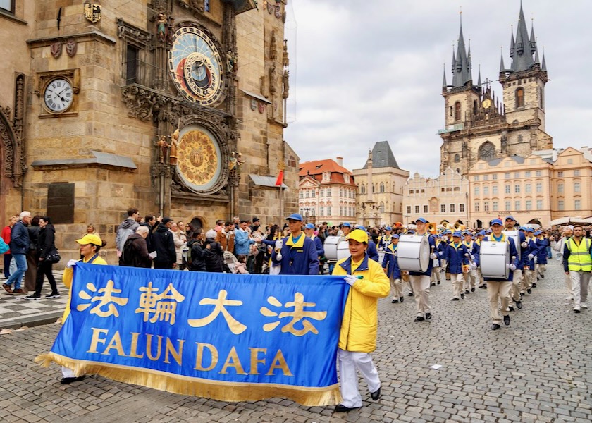 Image for article República Checa: El público elogia a Falun Dafa durante un desfile en Praga