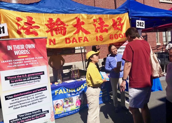 Image for article Massachusetts: Presentando Falun Dafa en el Día de Andover