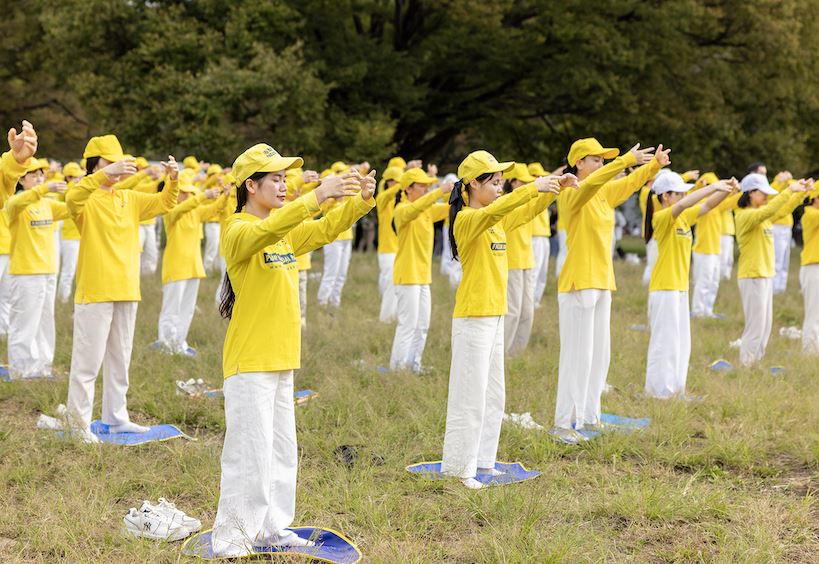 Image for article Japón: Practicantes realizan ejercicios grupales en Tokio