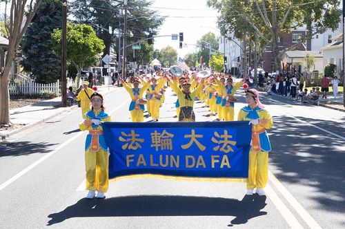 Image for article California, EE. UU.: Practicantes de Falun Dafa participan en el Desfile de Campeones de Santa Clara