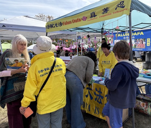 Image for article New Hampshire, EE. UU.: La gente conoce sobre Falun Dafa en el Festival Anual de la Cosecha en la ciudad de Temple
