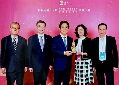 Image for article La práctica de Falun Dafa inspira a una profesora a llenar su aula de bondad y belleza