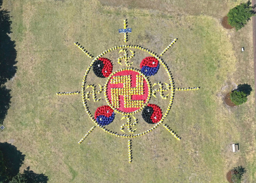 Image for article Australia: Practicantes forman un gran emblema de Falun en el Parque de Sídney