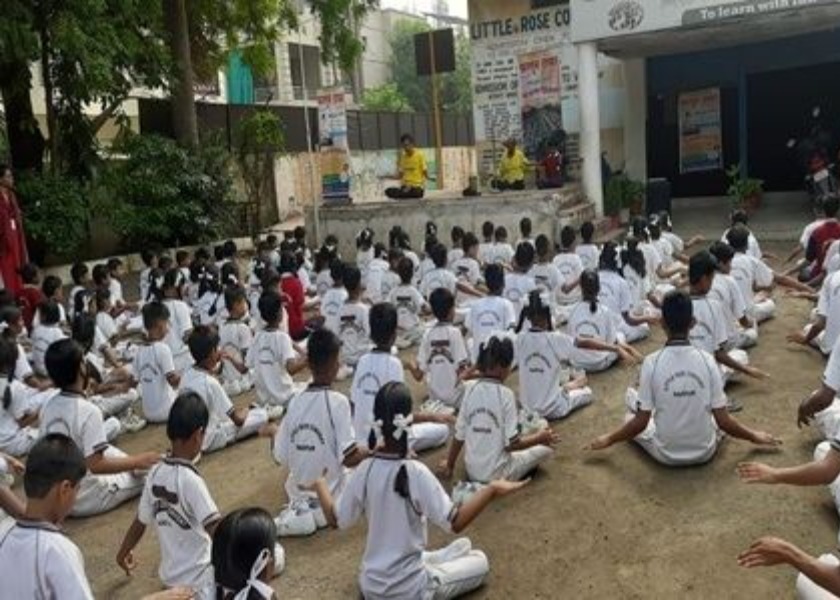 Image for article 4.500 estudiantes, profesores y personal de dieciséis escuelas de la India dan la bienvenida a Falun Dafa