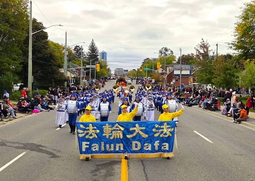 Image for article Canadá: La Banda Marchante Tian Guo llena de energía y esperanza el Desfile del Día de Acción de Gracias del Oktoberfest de Kitchener-Waterloo