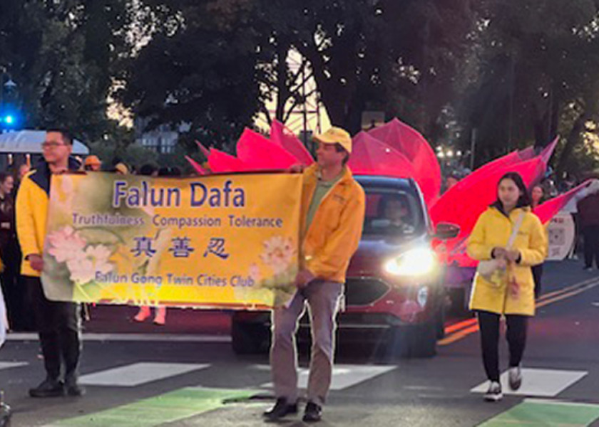 Image for article Minneapolis: El club de Falun Gong brilla en el desfile de bienvenida de la Universidad de Minnesota