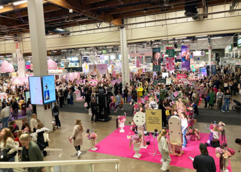 Image for article Finlandia: La gente conoce Falun Dafa en la Expo de la Salud de Helsinki