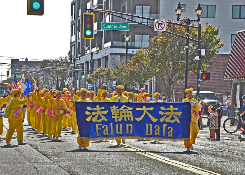 Image for article Seaside Heights, Nueva Jersey: Grupo de Falun Dafa se presenta en el desfile del Día de Colón, celebrando la libertad y la herencia