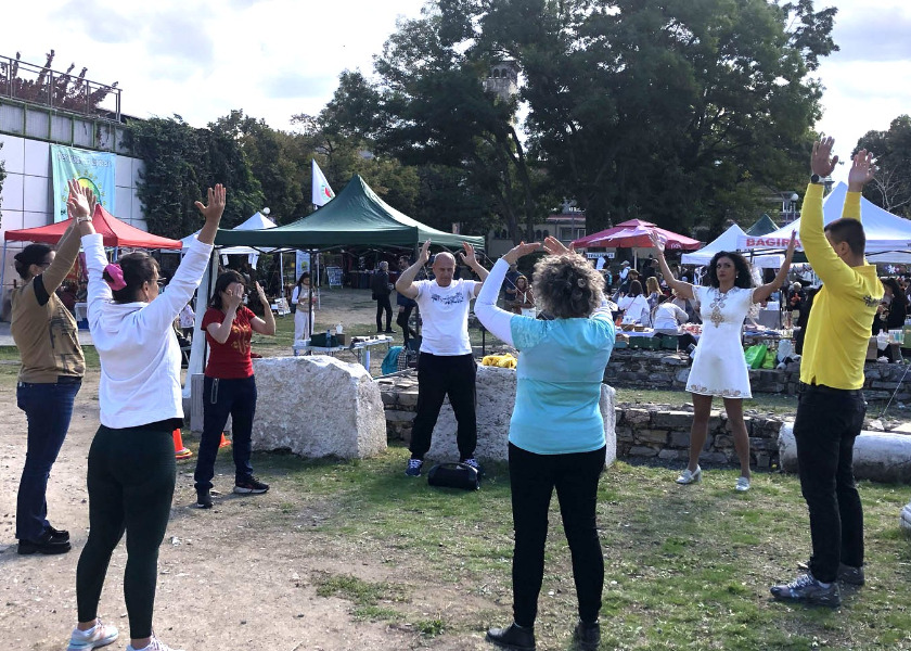 Image for article Bulgaria: Falun Dafa fue bien recibido en el festival “¡Hola, Salud!” en Stara Zagora