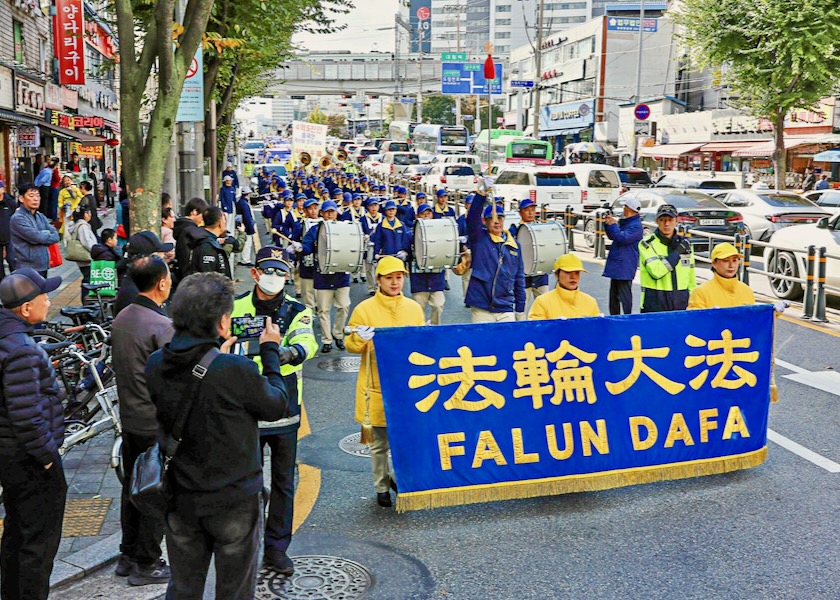 Image for article Desfile en Seúl celebra la renuncia de 450 millones de chinos a las organizaciones del PCCh