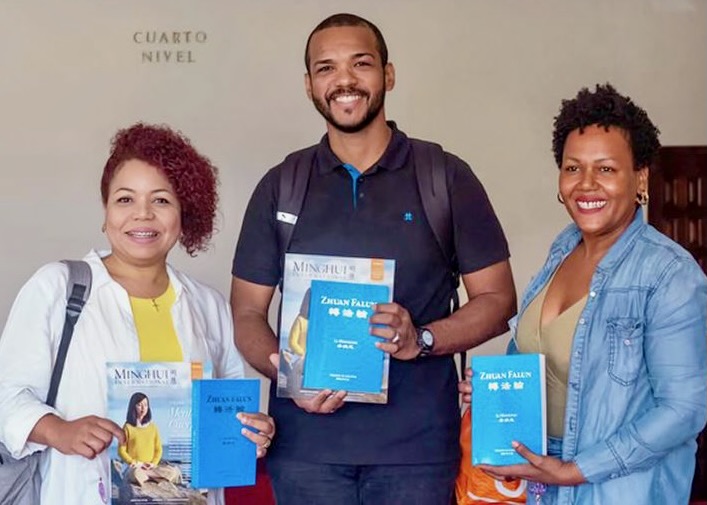 Image for article Falun Dafa inspira al público de todas las edades en la Feria del Libro de República Dominicana