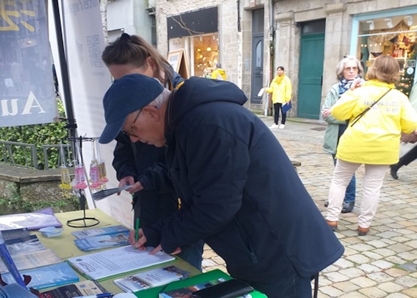 Image for article La gente conoce sobre Falun Dafa en una jornada informativa en Quimper