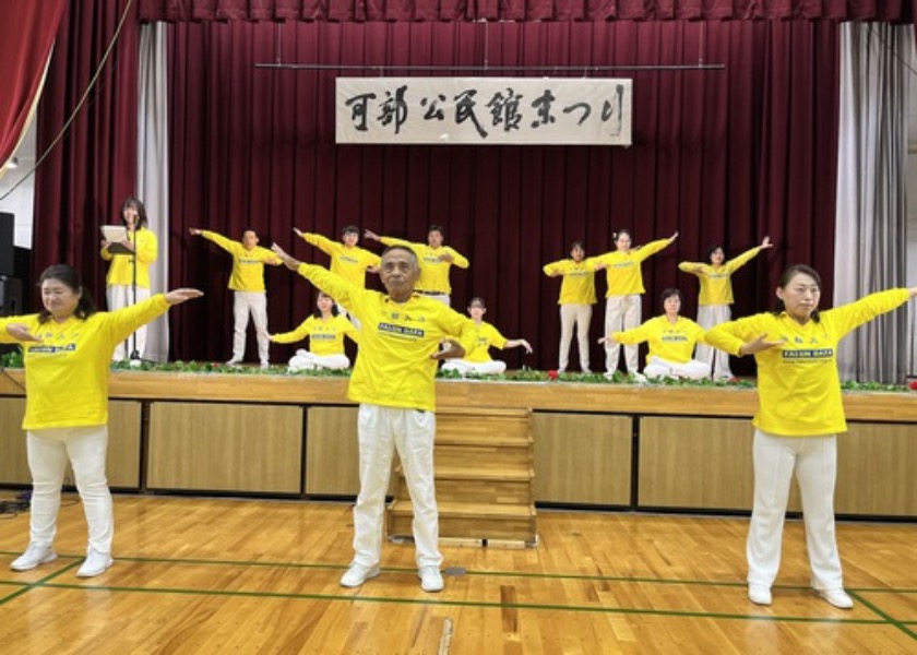 Image for article Dando a conocer Falun Dafa durante las celebraciones comunitarias en Japón