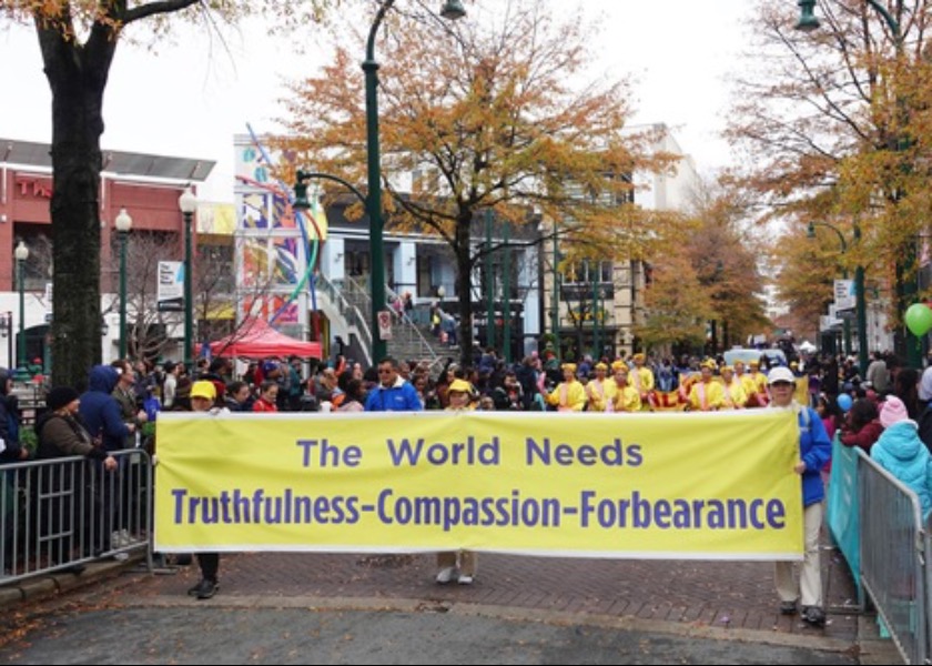 Image for article Maryland, EE. UU.: Practicantes de Falun Dafa participan en el desfile anual de Acción de Gracias