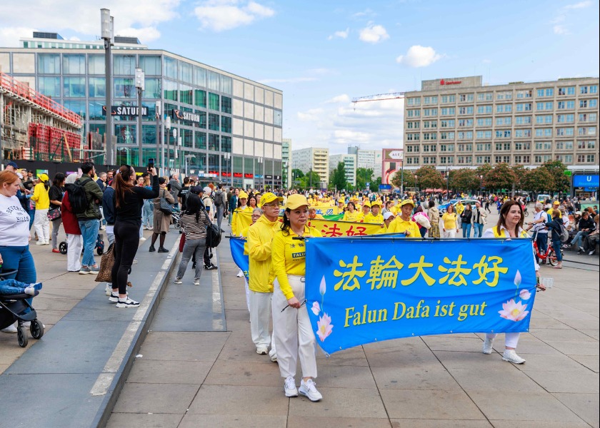 Image for article Alemania: Practicantes recuerdan sus experiencias memorables mientras le contaban a la gente sobre Falun Dafa