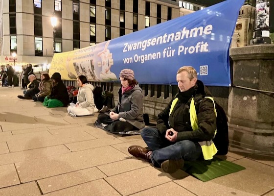 Image for article Hamburgo, Alemania: Vigilia con velas en el Día de los Derechos Humanos pide el fin de la persecución a Falun Dafa