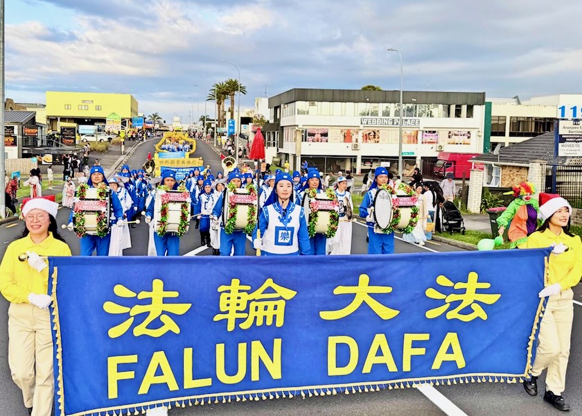 Image for article Nueva Zelanda: Falun Dafa brilla en los desfiles navideños