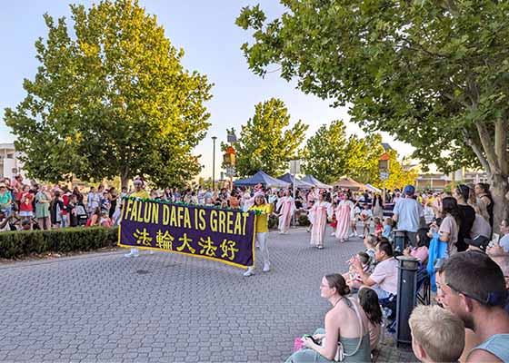 Image for article Australia: Practicantes de Falun Dafa ganan el primer lugar en el desfile navideño de la ciudad de Bunbury en la categoría de grupos a pie