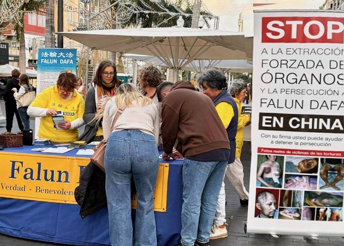 Image for article Recolección de firmas en Tenerife, España, para ayudar a poner fin a la persecución del PCCh a Falun Dafa