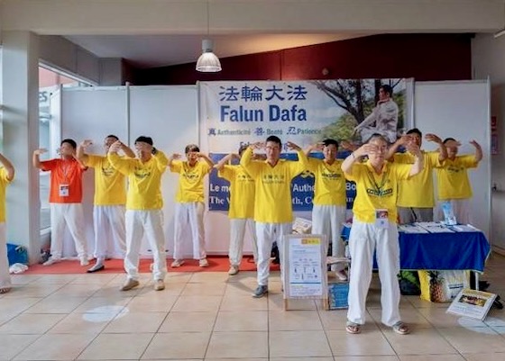 Image for article Isla Reunión, Francia: Falun Dafa atrae la atención en la Exposición para la Tercera Edad