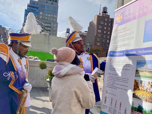 Image for article Nueva York: La gente conoce sobre Falun Dafa durante la celebración del Día de Acción de Gracias en Manhattan