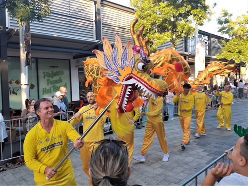 Image for article Australia Occidental: Los espectadores elogian la actuación de los practicantes de Falun Dafa en el desfile navideño de Mandurah